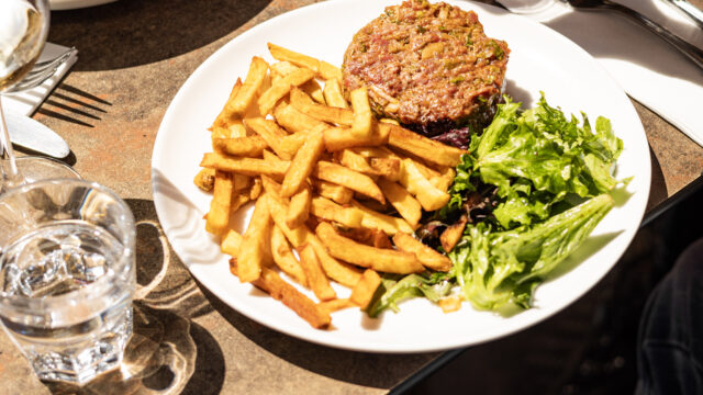 Aux Dés Calés Paris cuisine fait maison frites steak tartare