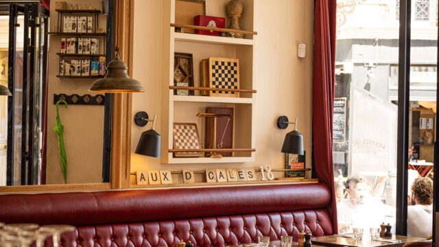 Aux Dés Calés Paris photo interieur tables dréssées banquettes France