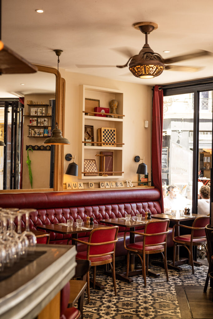 Aux Dés Calés Paris photo interieur tables dréssées banquettes France