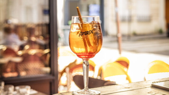 Aux Dés Calés Paris photo terasse France Aperol