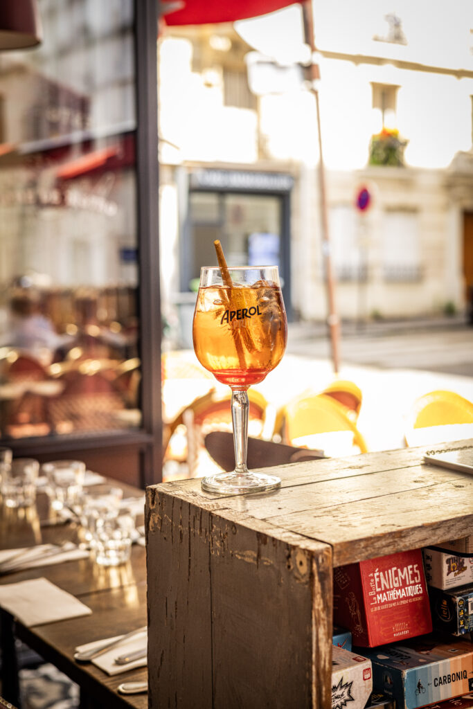 Aux Dés Calés Paris photo terasse France Aperol