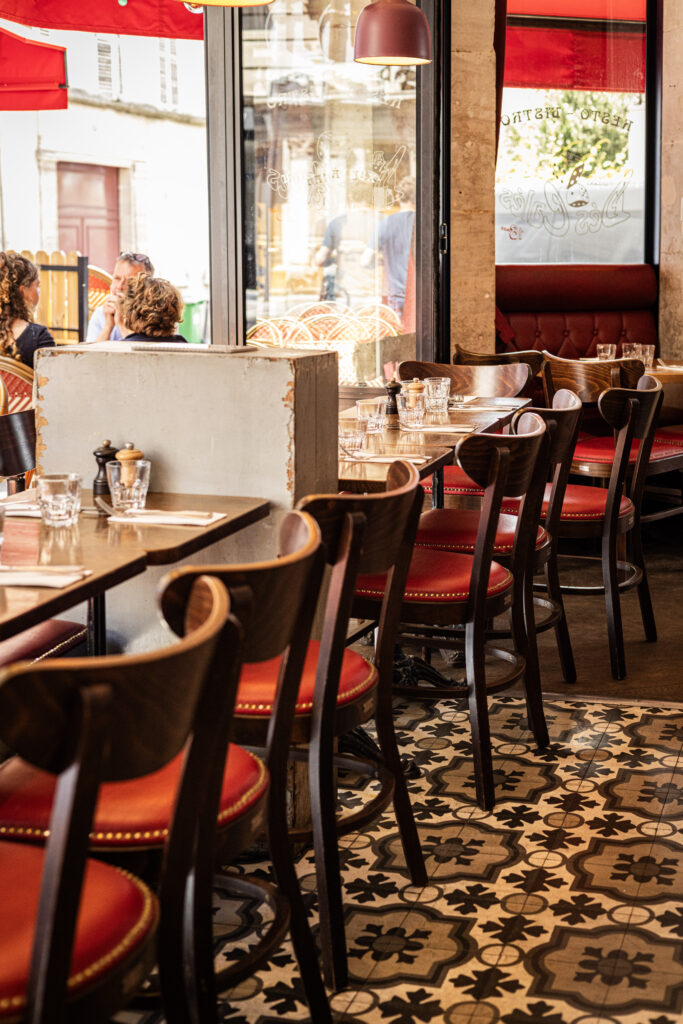 Aux Dés Calés Paris photo interieur tables dréssées France