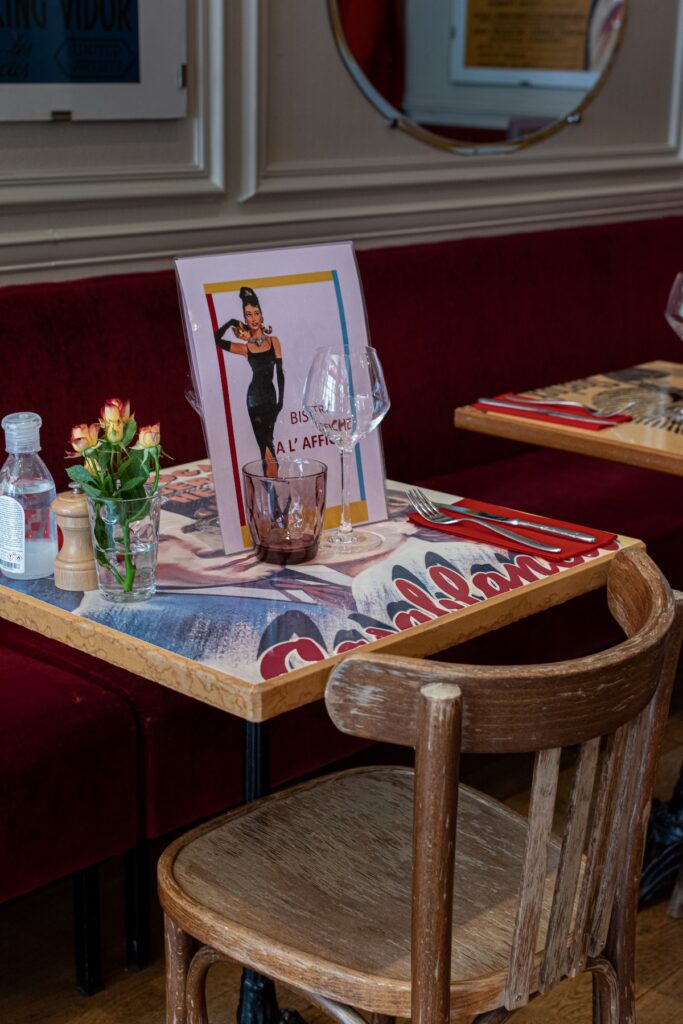 BISTROT À L&rsquo;AFFICHE Paris interieur table dressee