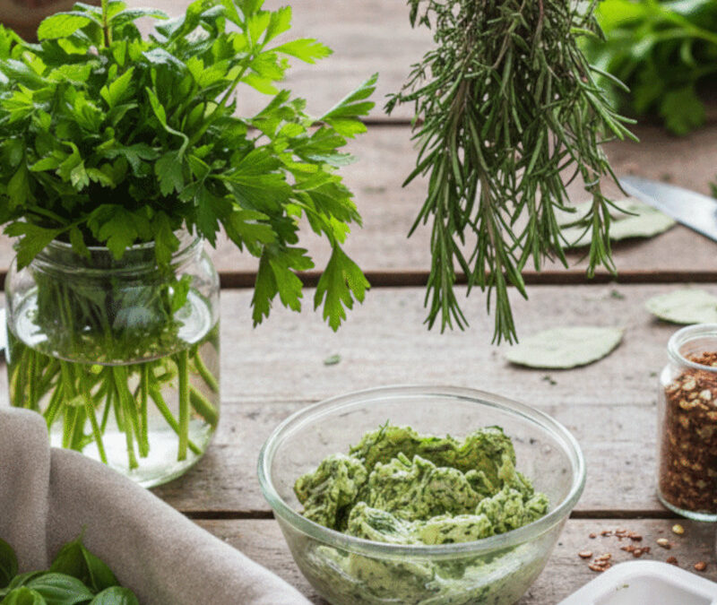 Ne jetez plus vos herbes aromatiques : les astuces de grand-mère pour prolonger leur fraîcheur