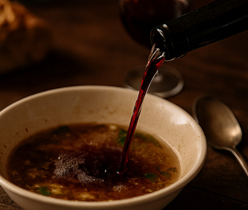 Chabrot : Le geste sacré qui transforme la soupe en rituel, héritage du Sud-Ouest