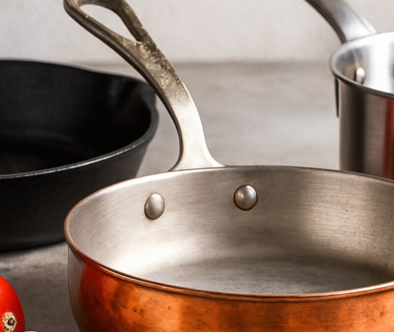 Fonte, cuivre ou inox : le guide des matériaux pour une cuisson parfaite (astuces de chef)