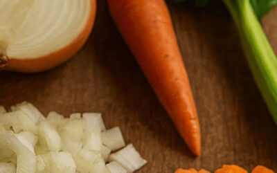 La Mirepoix, le Matignon : L&rsquo;histoire et le vrai rôle de la garniture aromatique