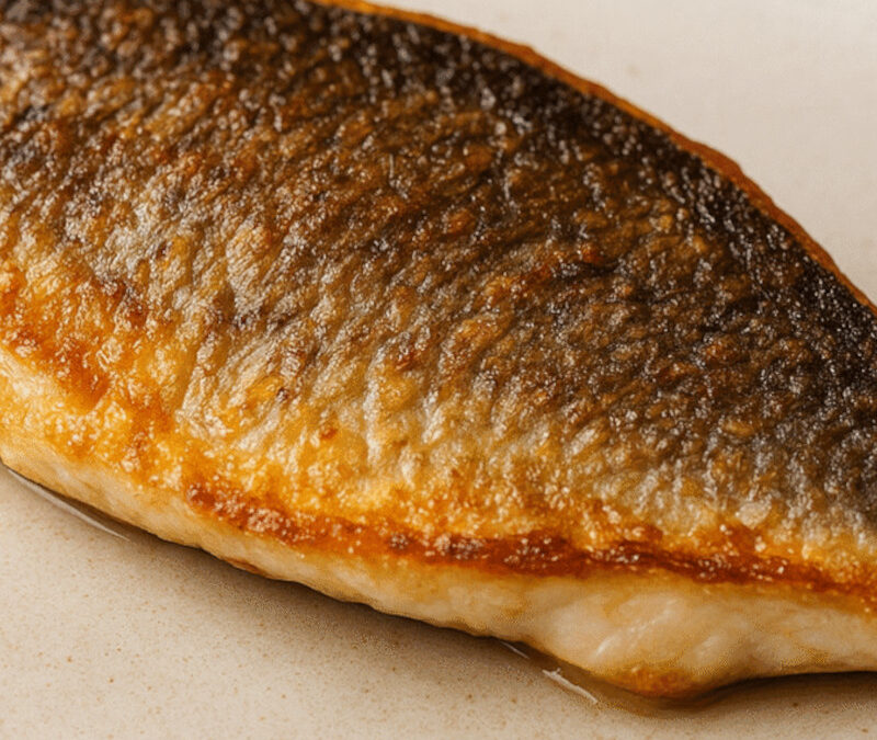 Maîtrise de la cuisson à l&rsquo;inilatérale : Le secret pour un poisson rôti, juteux et une peau hyper-croustillante