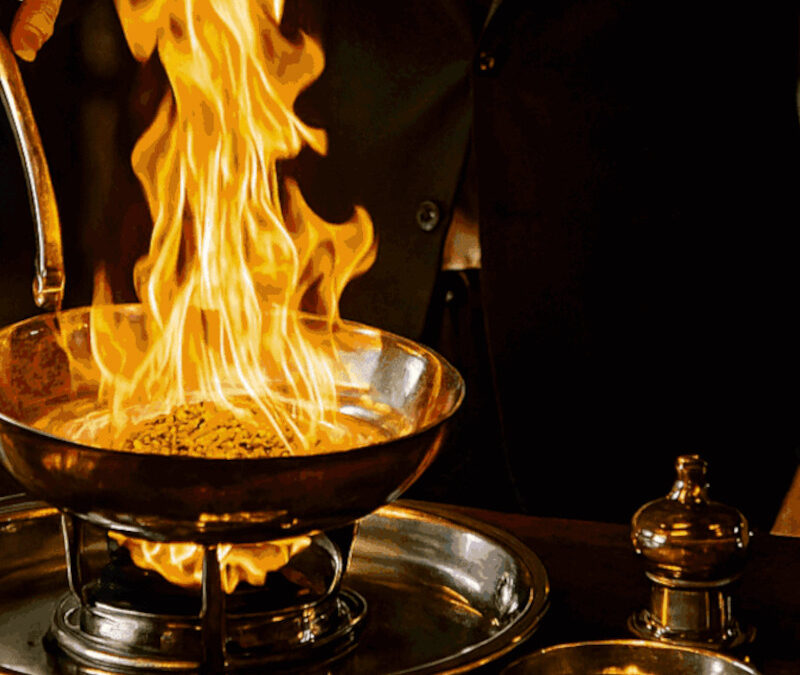 L’art du découpage et du flambage en salle : le grand théâtre du service au guéridon