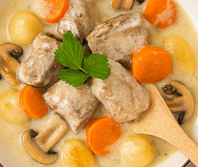 La blanquette de veau : Voyage dans l&rsquo;histoire, recette maîtrisée et secrets d&rsquo;onctuosité absolue
