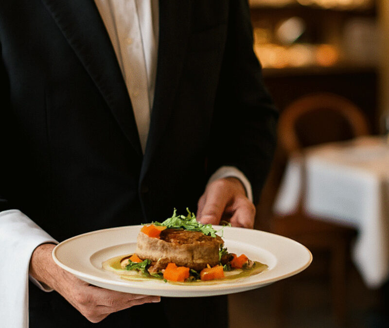 De la grande tradition au raffinement moderne : l’évolution du service à la Française vers le service à l’assiette