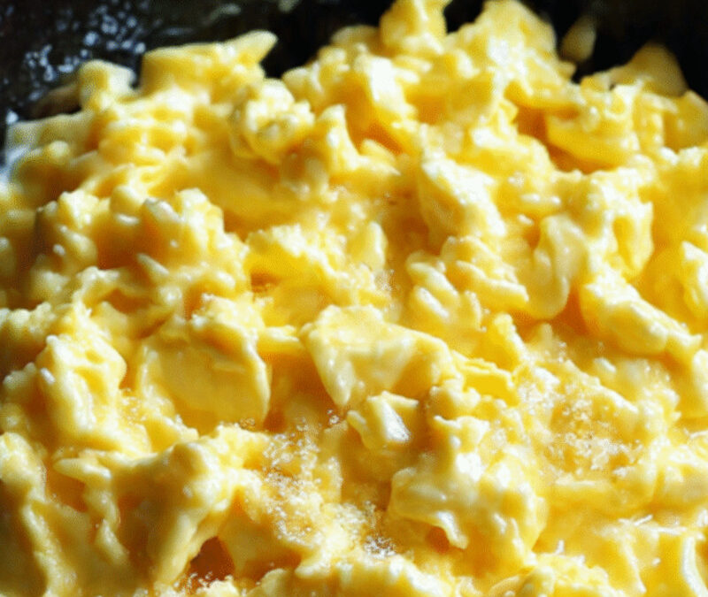 Les œufs brouillés parfaits : la méthode lente du chef et le secret de la texture crémeuse