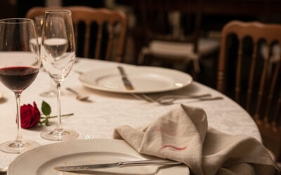 Le mystère de la serviette à table : Pourquoi il ne faut jamais la replier en fin de repas