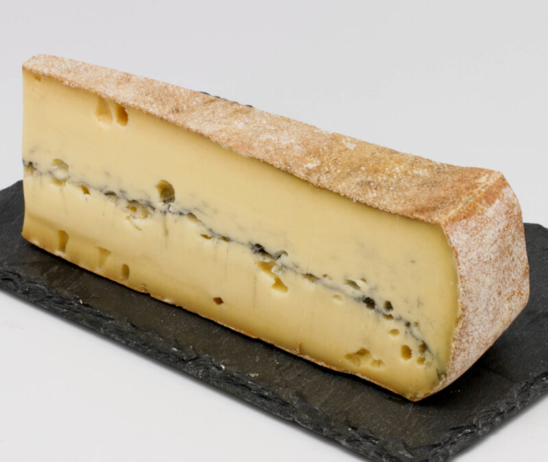 Le Morbier : Un fromages unique, l’histoire de sa ligne noire et ses usages en gastronomie française