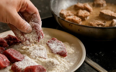 Le secret des chefs : Pourquoi fariner la viande transforme vos plats et vos sauces ?