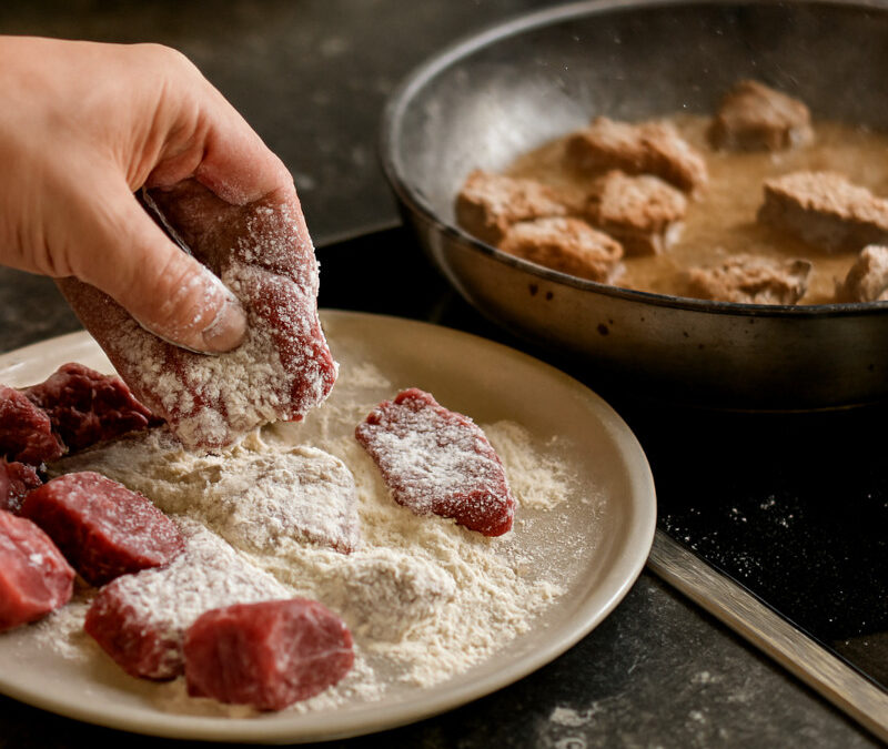 Le secret des chefs : Pourquoi fariner la viande transforme vos plats et vos sauces ?