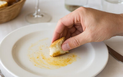 Savoir-vivre Français : Peut-on saucer son assiette avec du pain ?