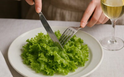 Pourquoi ne doit-on jamais couper la salade avec un couteau ? L&rsquo;explication historique, chimique et protocolaire