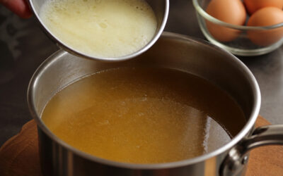 Comment clarifier un bouillon ou une sauce ? La technique du blanc d&rsquo;œuf (le radeau)