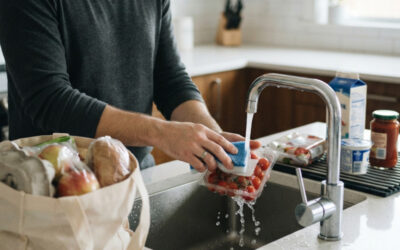 Faut-il laver les emballages alimentaires en rentrant des courses ?