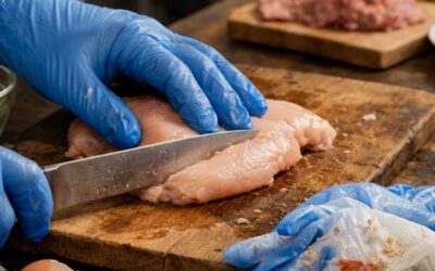 Gants en cuisine : Vraie protection ou fausse sécurité ? Le piège invisible des bonnes intentions