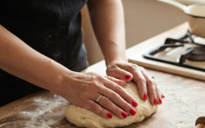 Peut-on cuisiner avec du vernis à ongles ? Les précautions à connaître en cuisine