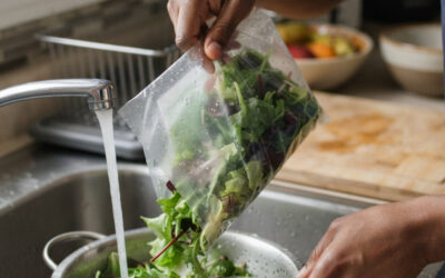 Salade en sachet : Faut-il vraiment la relaver ?