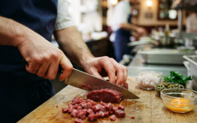 Steak tartare au couteau : Comment la découpe transforme la texture de la viande