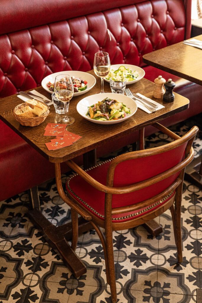 Aux Dés Calés Paris photo interieur table dréssée France