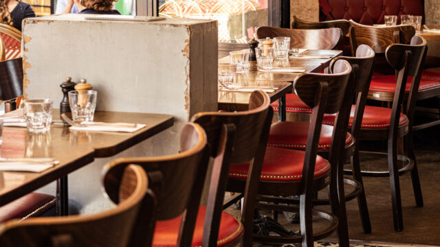 Aux Dés Calés Paris photo interieur tables dréssées France