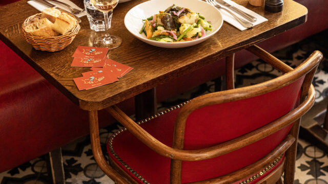 Aux Dés Calés Paris photo interieur table dréssée France