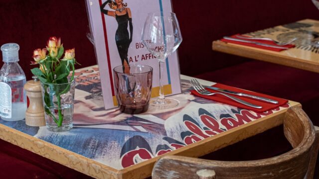 BISTROT À L’AFFICHE Paris interieur table dressee