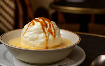 Île Flottante – Œufs battus et crème anglaise, douceur de bistrot intemporelle