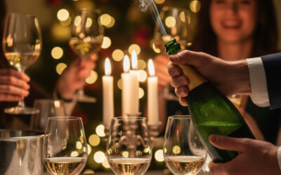 Faut-il vraiment faire “sauter” le bouchon du Champagne ? L’histoire, la science et l’étiquette d’un geste mythique