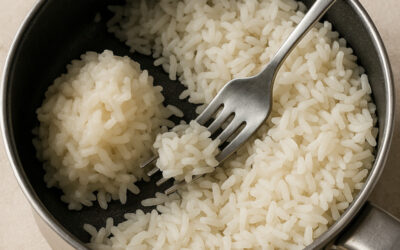 Pourquoi mon riz colle ? Le guide pour obtenir des grains parfaits (et comment rattraper l’erreur)