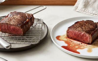 Pourquoi ma viande rouge « saigne »-t-elle encore malgré le repos ? La solution technique pour une assiette nette